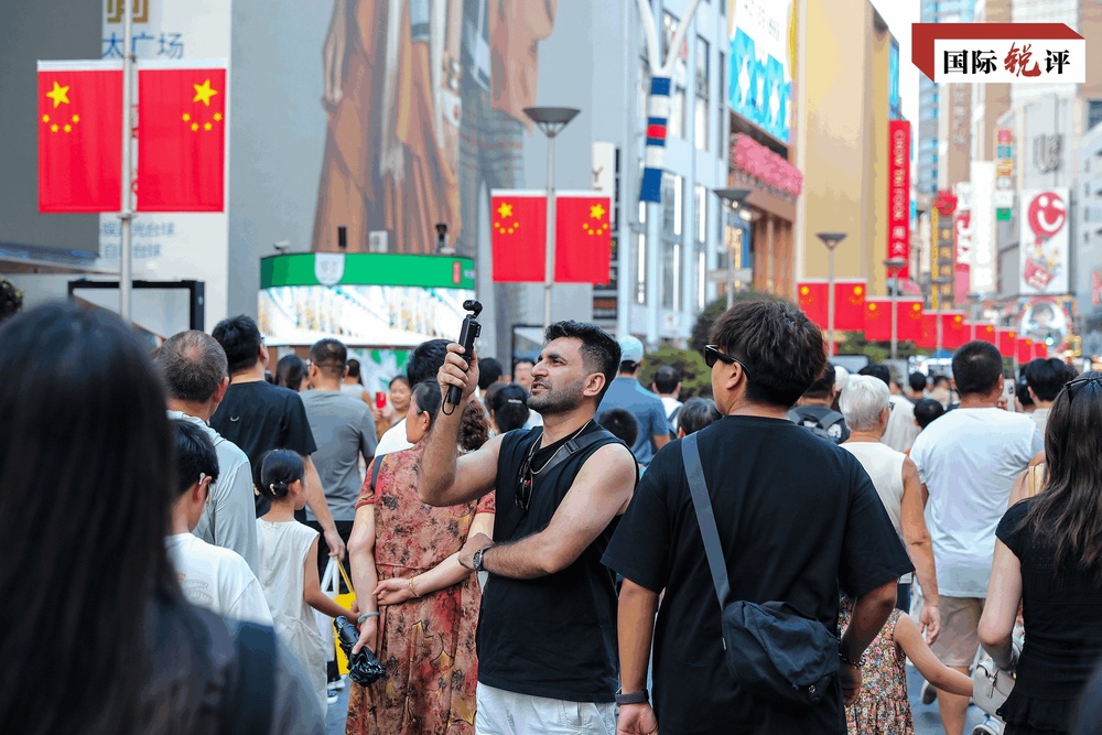 金假期世界又看到一个“流动的中国”pg电子中国网站国际锐评｜这个黄(图2)